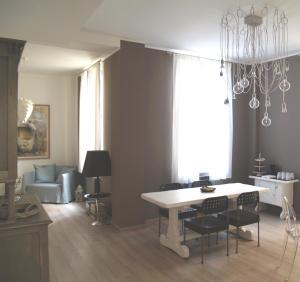 un soggiorno con tavolo e sedie bianchi di B&B Casa Trucchi a Ventimiglia