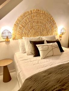 Ένα ή περισσότερα κρεβάτια σε δωμάτιο στο Bungalow Sucrier, les pieds dans l'eau