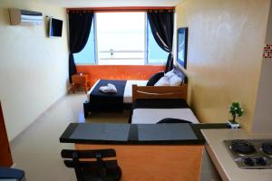 En eller flere senge i et værelse på Studio Apartment E19C Close To The Sea And Pool