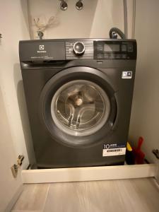 - un lave-linge dans un coin de pièce dans l'établissement La Chicca Maison, à Vercurago