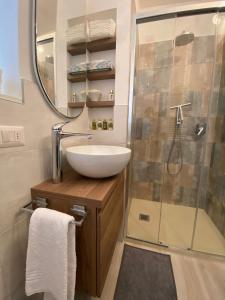 ein Badezimmer mit Waschbecken und Dusche in der Unterkunft La Chicca Maison in Vercurago + 22 Fotos