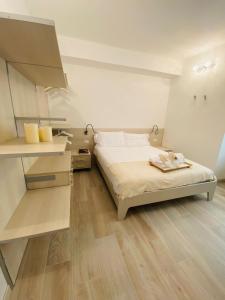 1 dormitorio con cama, lavabo y espejo en La Chicca Maison, en Vercurago