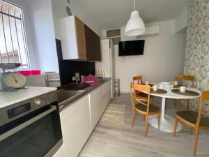 eine Küche mit Tisch und Esszimmer in der Unterkunft La Chicca Maison in Vercurago