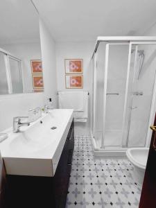 a bathroom with a shower and a sink and a toilet at TORRE DEL MAR DELUXE CLOSE TO BEACH & PARKING Sinese Design Homes in Torre del Mar