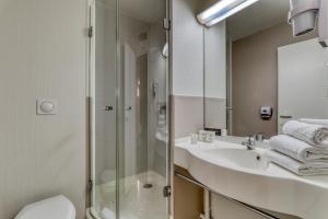 Koupelna v ubytování Ace Hôtel Clermont Ferrand La Pardieu + 19 fotografií