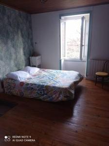 מיטה או מיטות בחדר ב-Gîte à Noailhac ferme au calme bourg & église XII