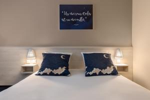 Rúm í herbergi á Ace Hôtel Clermont Ferrand La Pardieu