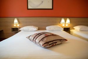 Rúm í herbergi á Ace Hôtel Clermont Ferrand La Pardieu