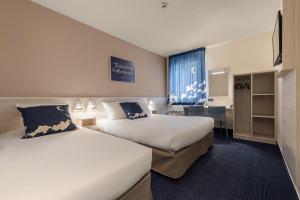 Rúm í herbergi á Ace Hôtel Clermont Ferrand La Pardieu