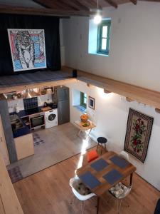 an overhead view of a living room and a kitchen at Danesi Studio - да ναι si Studio in Leonidio