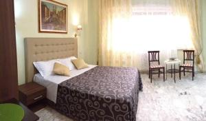 Postel nebo postele na pokoji v ubytování Vatican Golden Rooms