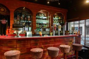 - un bar avec tabourets dans une pièce dans l'établissement Logis Hôtels Le Saint Georges, à Vendôme