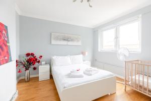 Cosy 3 Bed Flat Ideal for Trips to London tesisinde bir odada yatak veya yataklar
