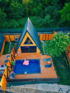 an overhead view of a tiny house with a swimming pool at Ginza Bungalov Sapanca in Sapanca