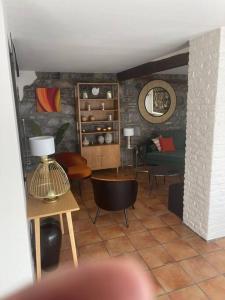 - un salon avec une table et des chaises dans l'établissement A l’ombre du Clocher, à Rochefort