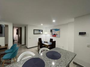 a living room with a dining room table and chairs at Magnifico y confortable apartamento amoblado # 303 in Bogotá