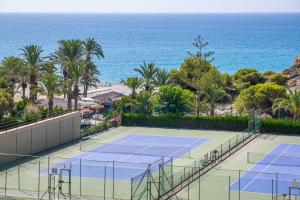 ビリャホヨサにあるEurotennis Paradise Beach Apartmentsの海辺のビーチテニスコート