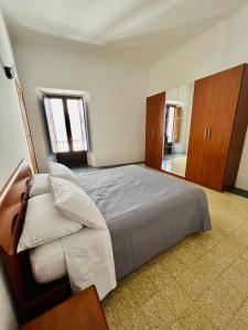 1 dormitorio con 1 cama grande y espejo en Regina d’Aragona casa vacanze en Sulmona