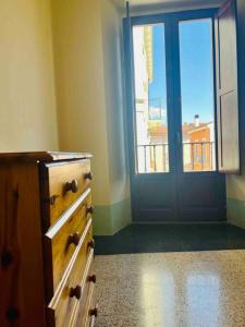 una habitación con una puerta azul y un tocador con un cajón en Regina d’Aragona casa vacanze en Sulmona