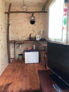 um quarto com uma cozinha com uma mesa e uma televisão em Campo verde II em Concordia