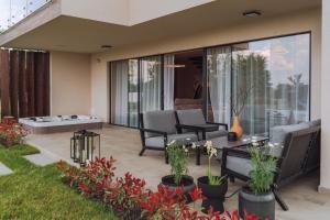Zahrada ubytování Iris Croatica K - superior apartment with shared pool, awarded BEST APARTMENT IN CROATIA 2024