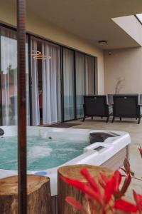 Bazén v ubytování Iris Croatica K - superior apartment with shared pool, awarded BEST APARTMENT IN CROATIA 2024 nebo v jeho okolí