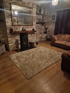 ein Wohnzimmer mit einem Sofa und einem Teppich in der Unterkunft Shanadune in Tralee