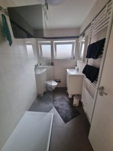 ~Ferienwohnung Sandhausen / HD~ في ساندهايسن: حمام صغير مع مرحاض ومغسلة
