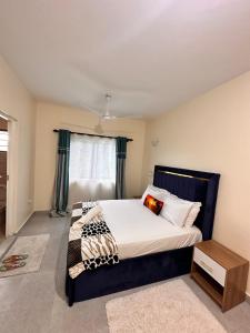 Un dormitorio con una cama grande y una ventana en Shawell Homes en Kilifi