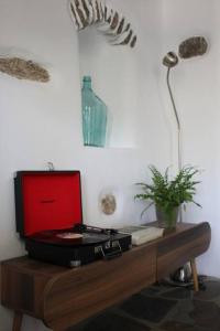 a room with a desk with a computer on it at A casa d’ Irene in Kampos Paros