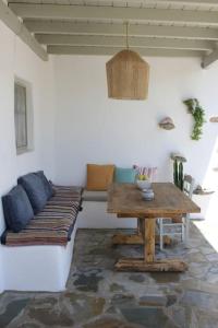 a living room with a table and a couch at A casa d’ Irene in Kampos Paros