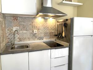La cuisine est équipée d'un évier et d'un réfrigérateur. dans l'établissement Boho Cruz Conde 3, à Cordoue