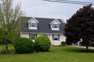 uma casa branca com um telhado cinzento em Katie em Charlottetown
