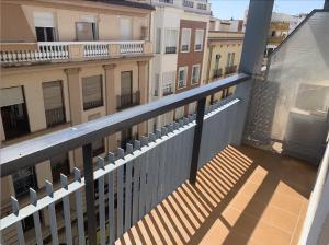 - un balcon avec vue sur un bâtiment dans l'établissement Boho Cruz Conde 3, à Cordoue