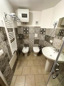 a bathroom with a toilet and a sink at ARA Home in Marcellinara