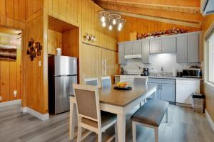 大熊湖的住宿－2334-Sweet Retreat Combo cottage，厨房配有桌椅和冰箱。