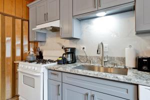 大熊湖的住宿－2334-Sweet Retreat Combo cottage，厨房配有白色橱柜和水槽
