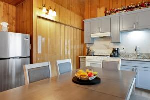 大熊湖的住宿－2334-Sweet Retreat Combo cottage，厨房配有一张桌子,上面放着一碗水果
