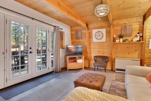 uma sala de estar com um sofá e uma televisão em 2299-Bear Mountain Cabin chalet em Big Bear Lake