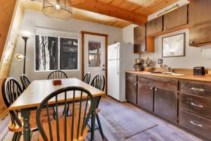 uma cozinha com uma mesa e cadeiras e um frigorífico em 2299-Bear Mountain Cabin chalet em Big Bear Lake