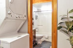 uma pequena casa de banho com WC e lavatório em 2299-Bear Mountain Cabin chalet em Big Bear Lake
