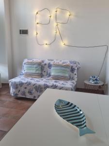Le petit refuge في كابرايا: غرفة معيشة مع أريكة وطاولة
