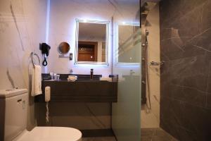 Koupelna v ubytování E Hotel
