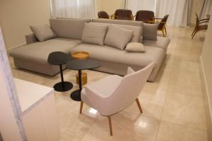 uma sala de estar com um sofá e duas mesas em Maper Ouro em Parauapebas