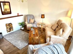a living room with two couches and a coffee table at Spacious 3 Bedroom House - Sleeps 5 in Manchester