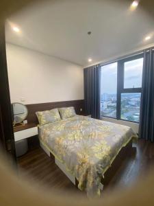 ハイフォンにあるNgoc Homestay Hoàng Huy Grand Towerのベッドと大きな窓のある寝室 +27枚の写真