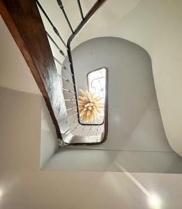 卡爾卡松的住宿－Chambres d'hotes - Le Magnolia，房间的天花板上有一个圆形的窗户