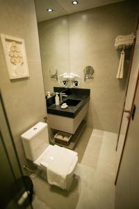 ein Badezimmer mit einem weißen WC und einem Waschbecken in der Unterkunft Pousada Xica in Fernando de Noronha