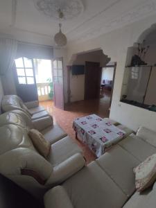 sala de estar con sofá y mesa en Maison en lieu calme en El Jadida
