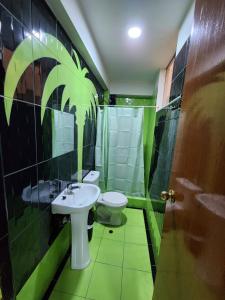 y baño con lavabo, aseo y ducha. en Hotel Oceano Mit en Tacna